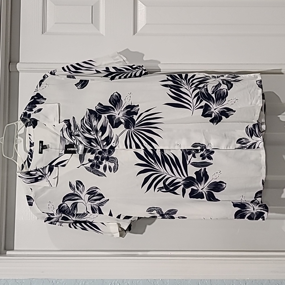 NWT Express Mens S/S Large Hawaiin Wht & Navy Print Btn Dn Rayon Shirt. Size: L